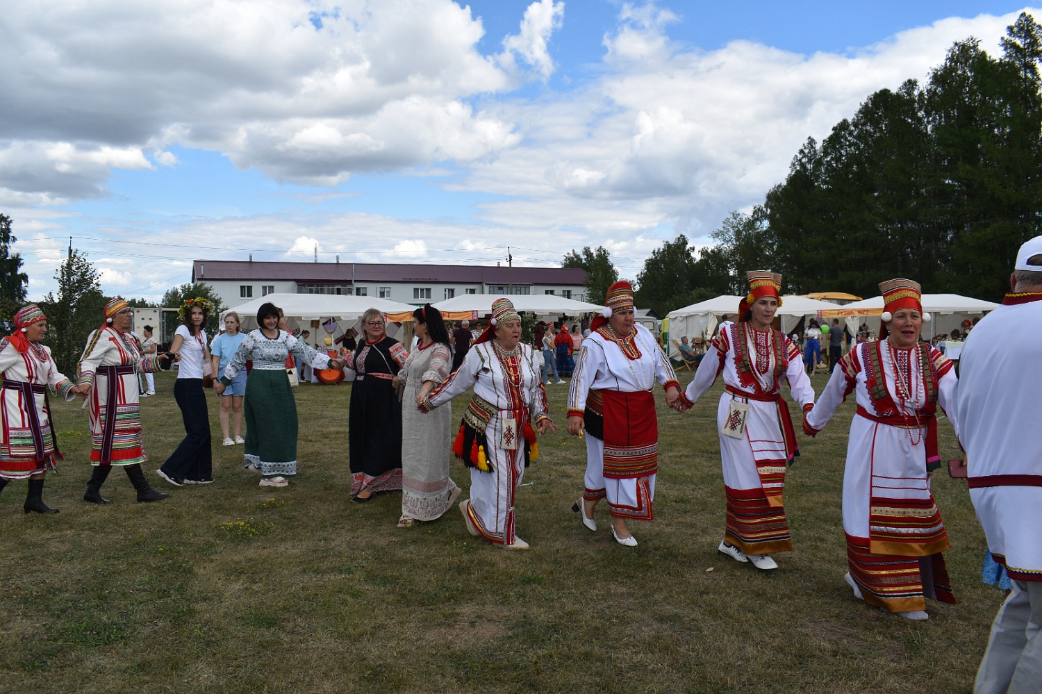В Республике Мордовия с большим размахом прошел Республиканский национально-фольклорный праздник "Велень озкс"